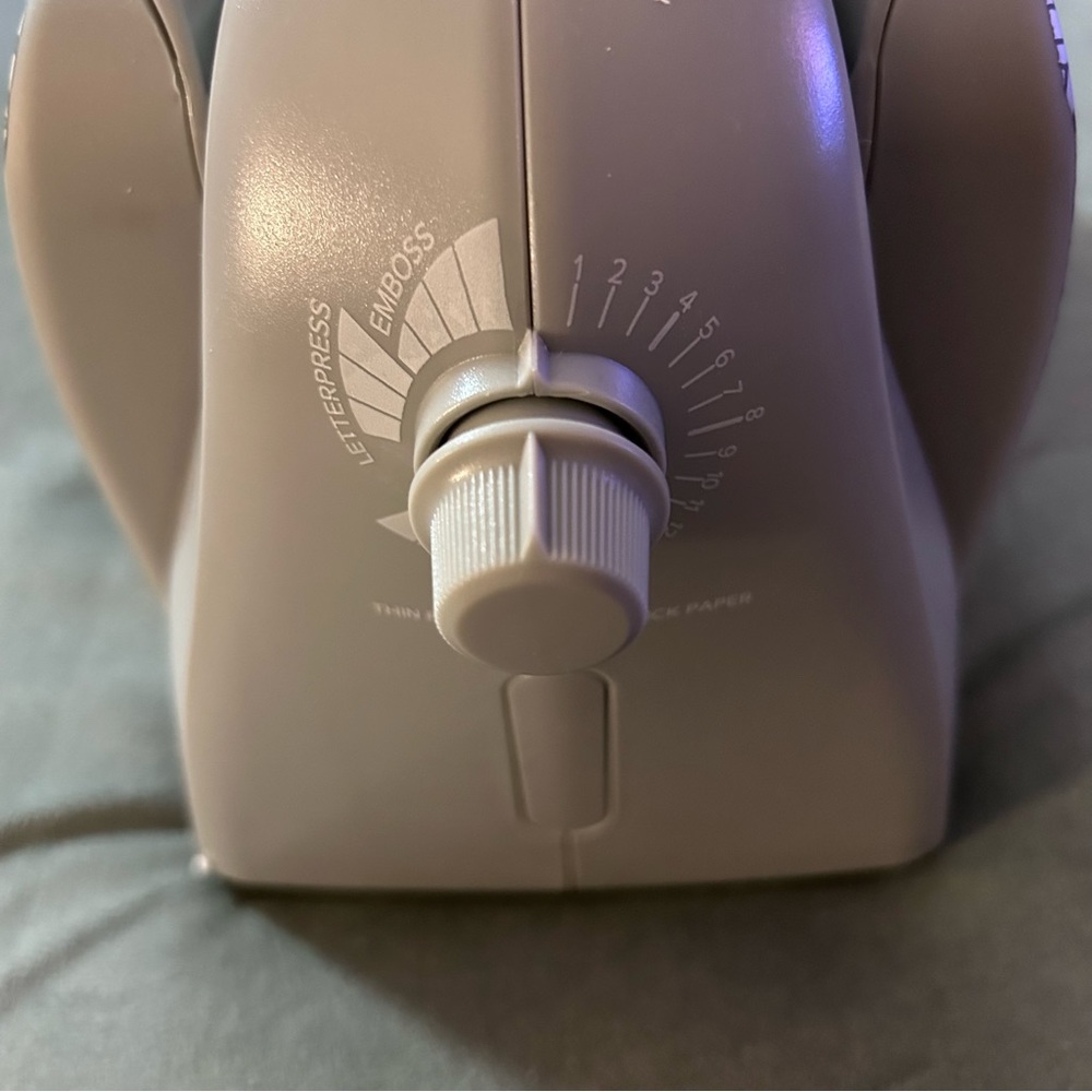 We R Memory Keepers Evolution Advanced die-cut & embossing machine - Picture 13 of 15